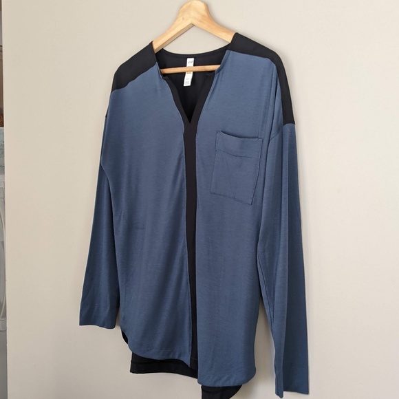 Lolë blue colour block long-sleeve v-neck shirt, size XS - Picture 2 of 6